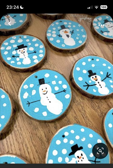 Snowman Crafts Wood Slices, Wooden Slices Crafts, Diy Ornaments Kindergarten, Snowman Woodslice Ornaments, Diy Crafts With Wooden Circles, Preschool Snowman Ornaments, Wood Cookie Snowman, Wood Disc Snowman, Christmas Ornament Kindergarten Craft