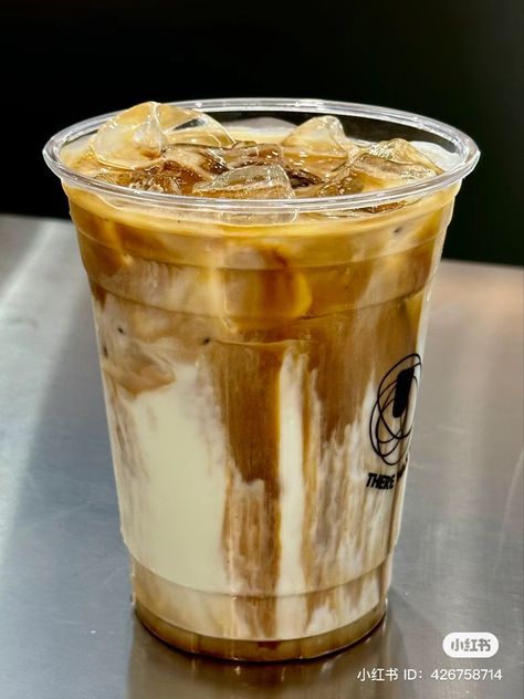 xiaohongshu brown sugar iced coffee drink Brown Sugar Iced Coffee, Brown Drinks, Iced Coffee Drinks, Fresh Drinks, Coffee Drinks, Iced Coffee, Brown Sugar, Drinks, Coffee