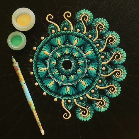 #workinprogress #turquoise… | Instagram Mandala Drawing Dots, How To Paint A Mandala, Mandala Dotting Art, Mandala Art Dot Painting, Dot Mandala Patterns Simple, Dot Mandala Art For Beginners, Dot Painting Ideas, Dot Mandala Patterns, Dotted Mandala Art