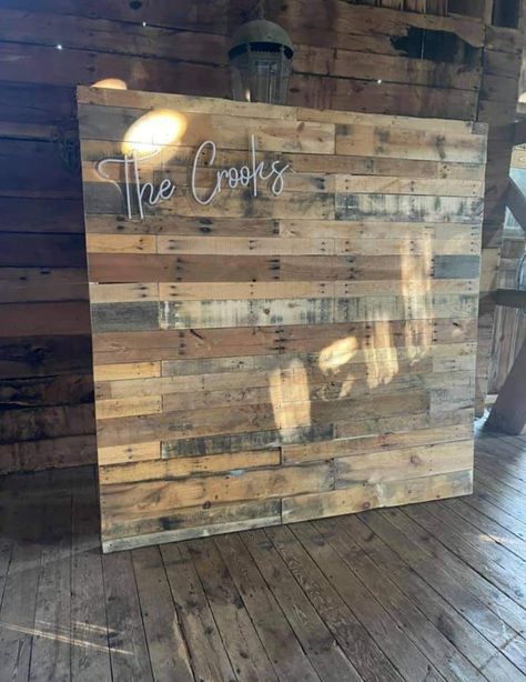 Wedding Neon Sign Backdrop Wood, Neon Sign On Wood Wall, Pallet Board Backdrop Wedding, Wood Picture Wall Wedding, Rustic Wedding Picture Backdrop, Wooden Pallet Backdrop Wedding, Pallet Photo Backdrop Wedding, Wedding Neon Sign Backdrop Diy, Barnwood Wedding Backdrop