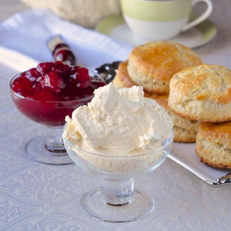 How to make Clotted Cream for the Perfect Cream Tea - it takes very little effort and really just time to make thick, rich, velvety cream perfect for slathering on fresh scones with your favourite jam. Clotted Cream Recipes, High Tea Food, Hp Sauce, English Tea Party, English Cream, Rock Recipes, Tea Food, Tea Ideas, Perfect English