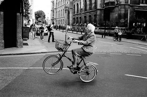 Bicycle Mont Fuji, Riding A Bike, I Want To Ride My Bicycle, Old Woman, Foto Art, Old People, Old Man, Growing Old, White Photography