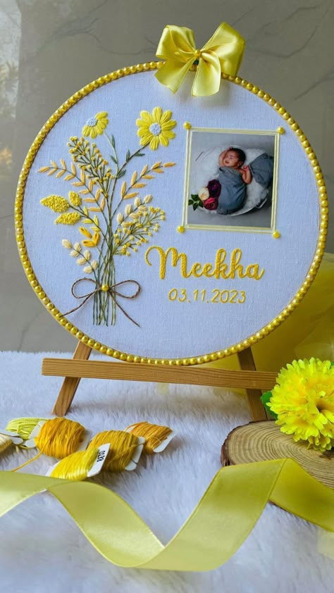 Photo Hoop Embroidery, Embroidery Photo Hoop, Photo With Embroidery, Hoop Frame Ideas, Hoop Design Ideas, Birthday Embroidery Ideas, Photo Hoop Ideas, Hand Embroidery Hoop Art, Photo Embroidery Hoop Ideas