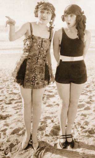 PHOTO - FOR ARCADE CARD - TWO WOMEN IN BATHING SUITS ON BEACH - ONE POINTING - 1920s Style Année 20, Vintage Bathing Suits, Vintage Swim, 20s Fashion, Vintage Swimwear, Roaring Twenties, 1920s Fashion, Mode Vintage, Vintage Photographs