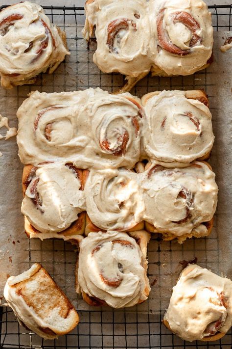 Soft and pillowy with the irresistible flavors of brown butter, brown sugar, and vanilla bean echoing through the dough, filling, and frosting. With same day or overnight instructions.rnrn#cinnamonrolls #brownbuttercinnamonrolls #cinnamonrollshomemade Vanilla Bean Cinnamon Rolls, Recipes That Use Vanilla Bean Paste, Cinnamon Rolls With Brown Butter Icing, Brown Butter Cinnamon Rolls, Overnight Cinnamon Buns, Cinnamon Roll Flavors, Food Rolls, Butter Cinnamon Rolls, Vanilla Bean Recipes