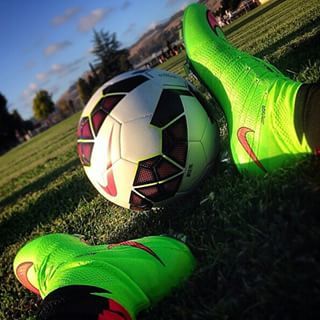 Girl Playing Soccer, Soccer Backgrounds, Nike Football Boots, Soccer Photography, Bola Basket, Soccer Inspiration, Soccer Boots, Football Photos, Soccer Stars