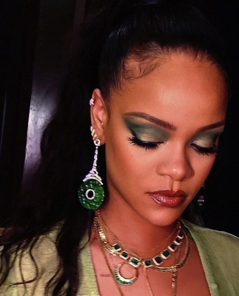 Rihanna Piercings, Rihanna Makeup Looks, Rihanna Earrings, Upper Ear Earrings, Rihanna Makeup, Ear Styling, Ear Peircings, Boujee Aesthetic, Ear Style