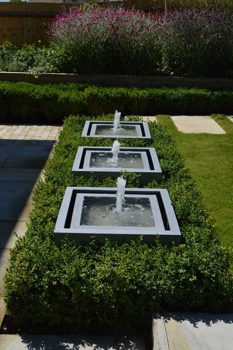 graduate_gardeners_water_features_026 Fountain In Garden, Fountain For Garden, Garden Water Features, Cotswold Garden, Beautiful Fountains, Diy Garden Design, Backyard Fountain, Modern Water Feature, Modern Fountain