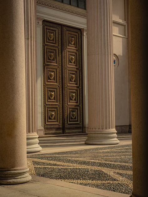 Roman Inspired Interior Design, Roman Style House, Wooden Door Ideas, Roman Interior, Architecture Ancient, Roman House, Perspective Sketch, Greek Columns, Colour Architecture