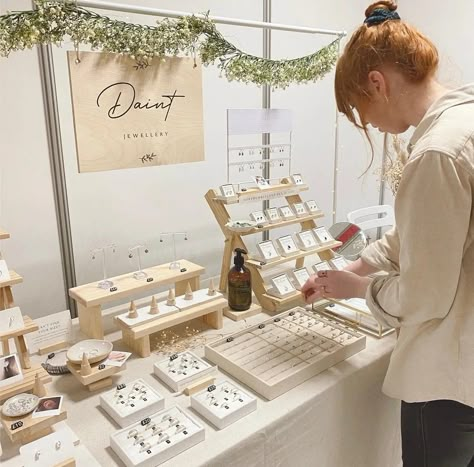 Jewelry Market Set Up, Jewelry Booth Set Up, Jewelry Exhibition Display Ideas, Market Stall Display Ideas Jewelry, Jewellery Market Stall, Bracelet Displays For Craft Shows, Jewelry Pop Up Shop Display Ideas, Jewelry Booth Display, Product Display Design