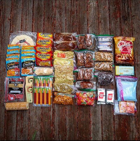 Backpacking Food For 8 Days on the Pacific Crest Trail - The Hungry Hiker Trail Food Backpacking, Back Packing Food Ideas, Back Packing Meals, Best Hiking Snacks, Easy Backpacking Meals, Diy Dehydrated Backpacking Meals, Hiking Meals Backpacking, Day Hike Food, Hiking Snacks Backpacking Food