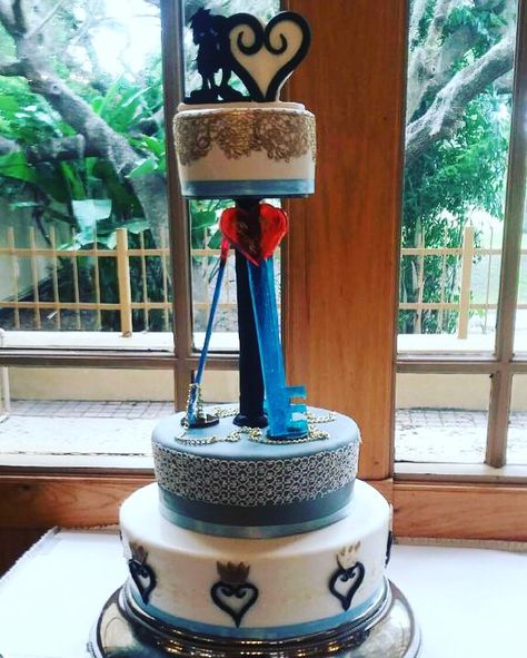 Our Kingdom Hearts Wedding Cake! Done by Chef Alon! #kingdomhearts Kingdom Hearts Wedding, Heart Themed Wedding, Video Game Wedding, Gamer Wedding, Heart Wedding Cakes, Nerdy Wedding, Disney Kingdom Hearts, Geek Wedding, Kingdom Heart