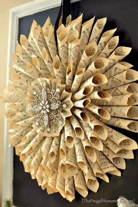 Book Wreath, Sheet Music Crafts, Recycled Paper Crafts, Book Page Wreath, Old Book Crafts, Music Crafts, Book Page Crafts, Paper Wreath, Navidad Diy