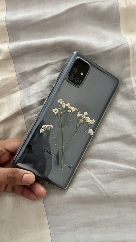 i put the real dried baby breath in my clear phone case😭 Dry Baby Breath, Dried Baby Breath, Baby Breath, Phone Inspiration, Flower Phone Case, Clear Phone Case, Phone Cover, Dried Flowers, Phone Case