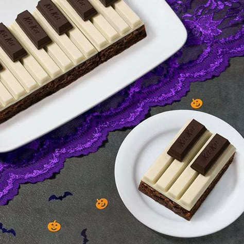 KIT KAT® Piano Brownies Cool Party Food Ideas, Music Dessert Ideas, Rock And Roll Desserts, Dessert Bar Ideas Birthday, Music Grad Party Ideas, Music Themed Snacks, Piano Birthday Party Ideas, Rock And Roll Kids Party, Music Themed Food