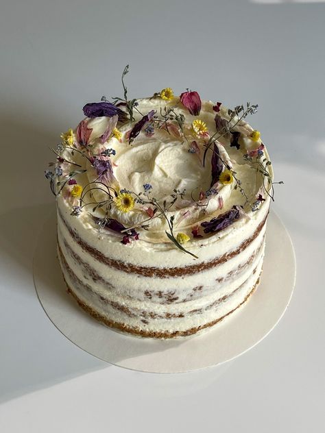 sirup house — Tiramisu layer cake Light Icing Cake, Unconventional Birthday Cakes, Disco Ball Cake Aesthetic, Tiramisu Decoration Ideas, Herbal Cake, Tiramisu Cake Aesthetic, Cakes With Flowers Birthday, Cake With Flowers Birthday, Marigold Cake