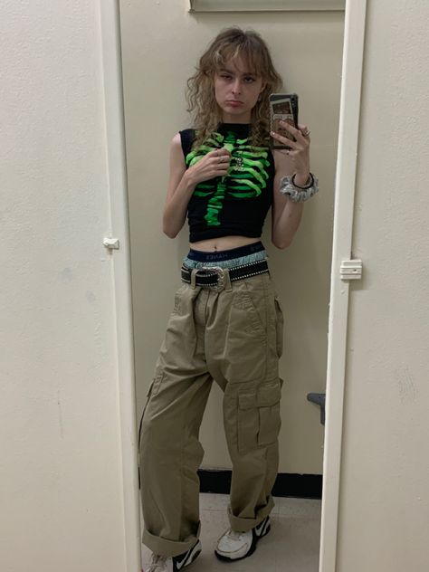 Custom Cargo Pants Ideas, Sam Core, Gender Euphoria, Cargo Pants Outfits, Masc Outfits, Punk Clothing, Grunge Outfit, Everyday Clothes, Pants Outfits