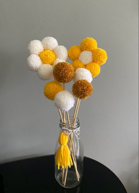 Pom Poms Flowers, Things To Make Out Of Pom Poms, Pom Pom Pictures, Pom Pom Ball Crafts, Wool Pom Poms, Pompom Ideas Decoration, How To Make Pom Pom Flowers, Homemade Pom Poms, Things To Make With Pom Poms