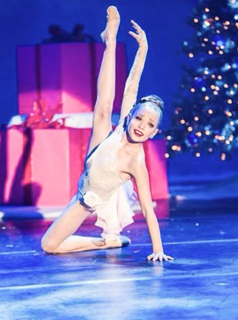 Dance Moms - Maddie Ziegler - A Dance Is Born Maddie Ziegler Dancing, Dance Moms Costumes, Dance Moms Maddie, Dance Moms Pictures, Dance Moms Dancers, Dance Mums, Show Dance, Special Pictures, Maddie Ziegler