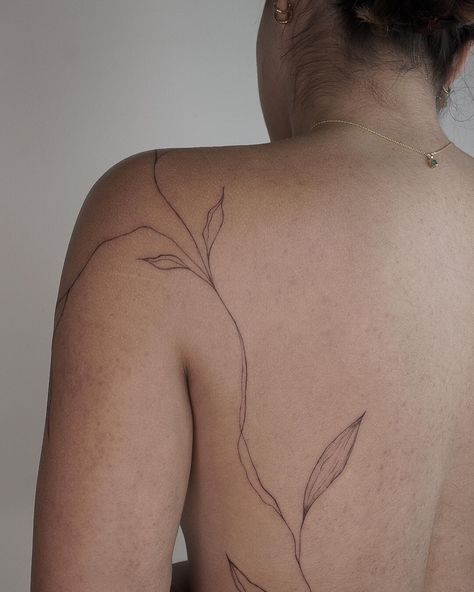 Tip Of Shoulder Tattoo, Tattoos Inspired By Nature, Line Art Nature Tattoo, Tattoo Line Art Simple, Abstract Line Back Tattoo, One Line Nature Tattoo, Abstract Shoulder Tattoos For Women, Big Simple Tattoos For Women, Collar Bone Tattoo Fine Line