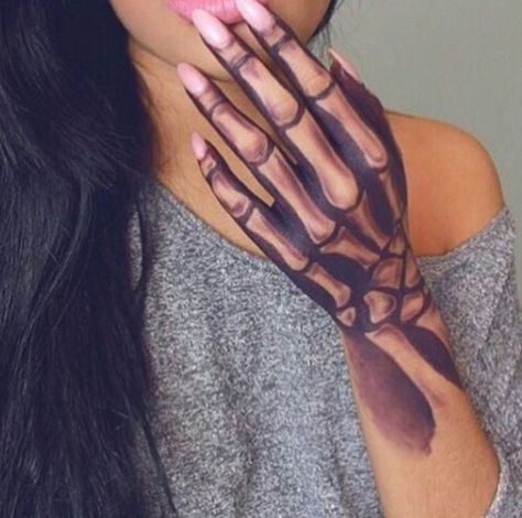 skeleton hand Hand Tattoo Girl, New School Tattoos, Girly Skull, Make Up Diy, Makeup Zombie, Halloween Make-up Looks, Halloweenský Makeup, Skull Hand Tattoo, Hand Makeup