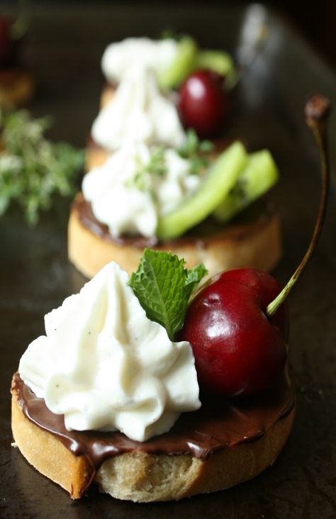 Dessert Crostini with fresh fruit and chocolate. Dessert Crostini, Fruit And Chocolate, Bread Spread, Vanilla Bean Paste, Crostini Recipes, Individual Desserts, Best Appetizer Recipes, Aromatic Herbs, Bean Paste