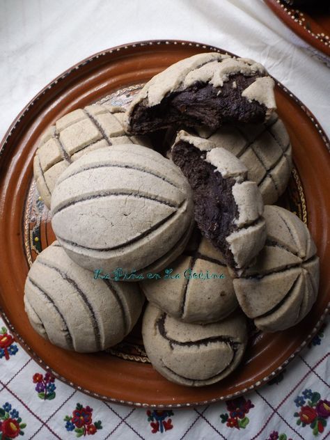 Chocolate Conchas, Conchas Pan, Mexican Sweets, Mexican Pastries, Mexican Sweet Breads, Mexican Bread, Mexican Dessert Recipes, Mexican Cooking, Mexican Dessert