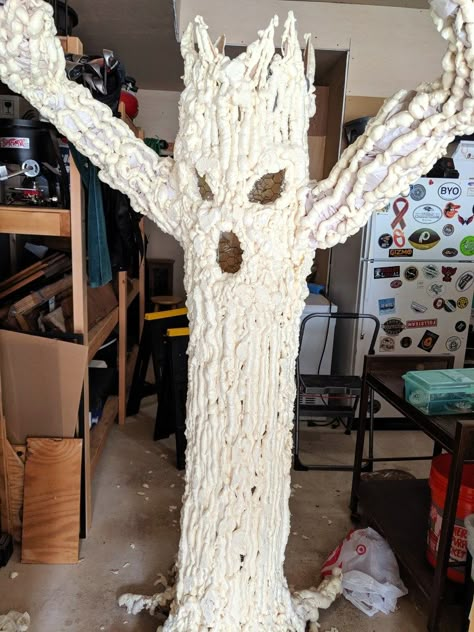 Diy Halloween Tree, Creepy Tree, Cheap Diy Halloween Decorations, Scary Halloween Decorations Outdoor, Scary Halloween Decorations Diy, Halloween Outside, Halloween Props Diy, Creepy Halloween Decorations, Halloween Creepy