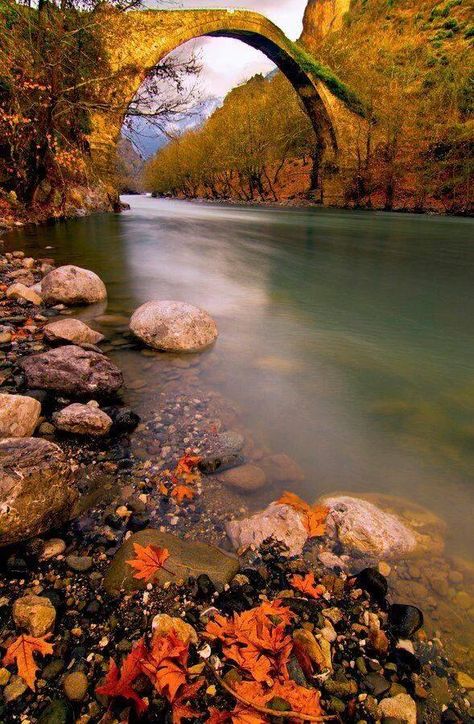 @FereiraNorelky @silviadomi22 @ziziosama2gmail @MoriesMa @LinazaMarta @Silvaniaruba1 @Inmobinauta Ancient Bridge, Epirus Greece, Tre Kunst, Amazing Places On Earth, Image Nature, Stone Bridge, Old Bridge, Old Stone, A Bridge