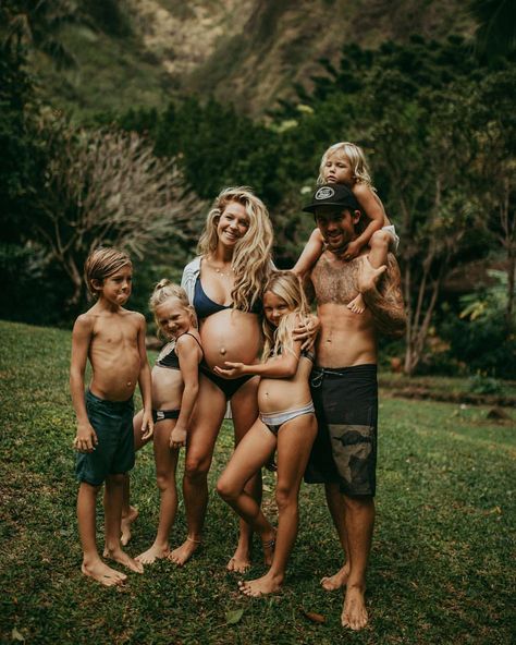 Hippie Pregnancy, Apple Wedding, Boho Inspo, Family Maternity Photos, Hippie Lifestyle, Baby Inspiration, Newborn Romper, Newborn Props, Cute Swimsuits