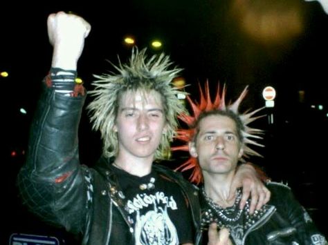 ♡ P I N T E R E S T : narcolepticbean ♡ Punk Person, Punk Aesthetic Boy, Punk 2000s, Punk Boy Aesthetic, Punk Pfp, Punk Friend Group, 90s Punk Photography, Punks Being Nice, Meme Punk