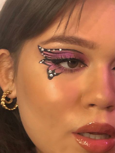 Pinterest Makeup Aesthetic, Rhinestone Butterfly Makeup, Purple Butterfly Eye Makeup, Fairy Wing Eyeliner, Butterfly Costume Aesthetic, Easy Butterfly Makeup, Simple Butterfly Makeup, Makeup With Jewels, Butterfly Costume Makeup