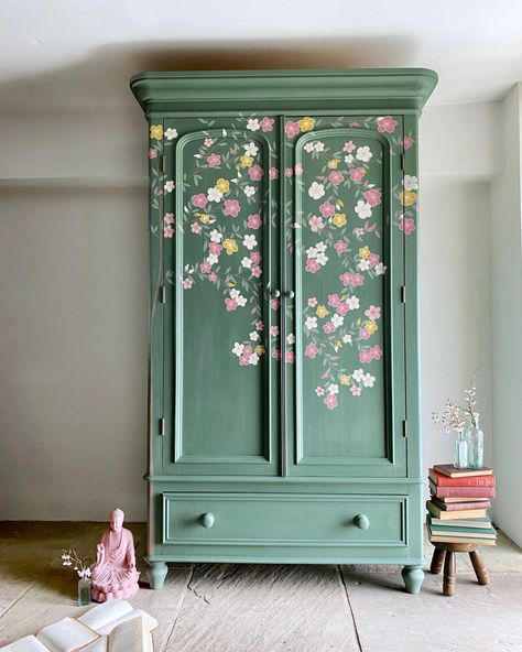 Green hand painted wardrobe with blossom detailing Cupboard Painting, Painted Wardrobe, Painted Cupboards, Hemma Diy, Diy Furniture Renovation, Furniture Renovation, Hand Painted Furniture, Refurbished Furniture, Hem Design