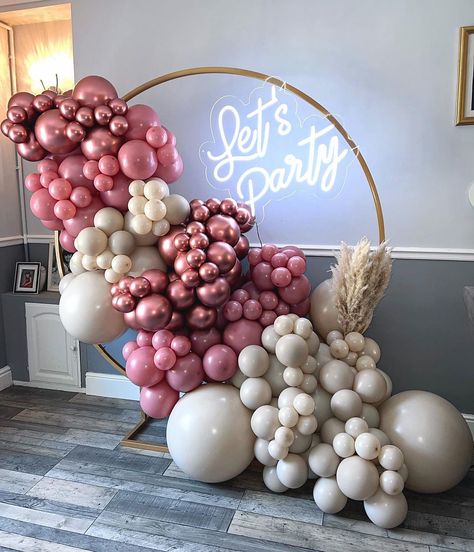 BALLOONS BY SYD⚡️ on Instagram: “Birthday hoop with added ‘let’s party’ neon sign ✨ Neon sign from @neon_dreamsigns always🤩 #weddingballoons #wedding #babyshower…” Golden Balloons, Party Neon Sign, Bride To Be Balloons, Arch Designs, Circle Garland, Party Neon, Garland Arch, Balloon Centerpieces, Arch Kit