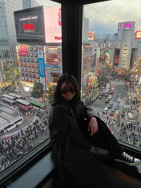 Behind the crowded Shibuya scramble Shibuya Crossing Photography, Japan Autumn Outfit, Japan Ootd, Japan Travel Photography, Japan Pics, Japan Fits, Japan Autumn, Tokyo Photos, Japan Outfits