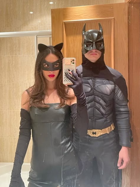 Halloween costume disfraz pareja couples #couplehalloweencostumes #couplestyle #coupleshalloweencostumeideas #coupleromantic #coupleportrait #icons #pareja #disfraces #disfracesoriginales #disfraz #disfrazenpareja #disfracesoriginales #disfrazgrupal #batmanaesthetic #batman #catwoman #catwomanedit #blackcat #black #negro Couples Costumes Black Hair, Batwomen Outfits, Batman And Batwomen Couple Costume, Catwoman Costume Ideas, Batman And Batgirl Costumes Couples, Nerd Couple Costumes, Catwoman And Batman Costume, Cat Woman And Batman Costume, Batman Couple Costume