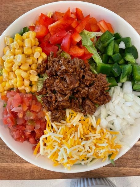 Unreal High-Protein Taco Salad with 43g of Protein! - Fit Healthy Macros Fit Healthy Macros, Protein Taco Salad, Healthy Taco Salad Recipe, Low Calorie Taco Bowls, Protein Taco Bowl, Taco Protein Bowl, Low Carb High Protein Lunch Ideas, High Protein Bowl Recipes, Macro Tacos