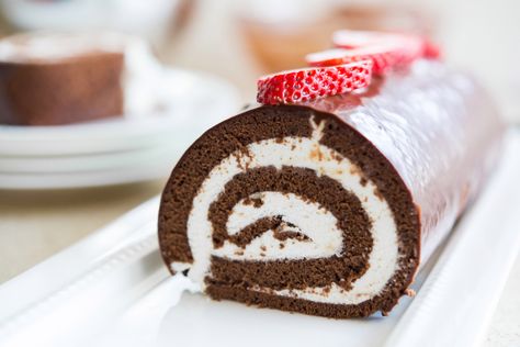 Chocolate Swiss Roll Cake Chocolate Swiss Roll Cake, Ice Cream Cake Roll, Chocolate Cake Roll, Swiss Roll Cakes, Swiss Cake, Chocolate Swiss Roll, Swiss Roll Cake, Cake Roll Recipes, Chocolate Sponge Cake