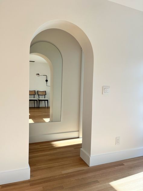 Round Arch Doorways, Archway Closet, Arched Hallway Entryway, Arch Hallways, Small Entry Way Ideas Narrow Hallways, Arches In Homes, Hallway Arch, Arch Hallway, Entryway Arch