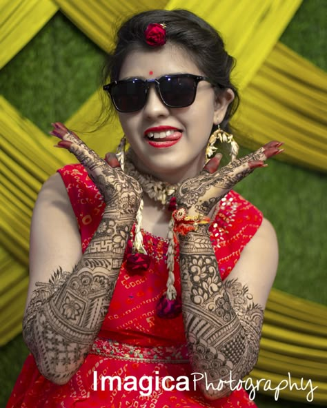 beautiful bride Mehdi Pose For Bride, Mehndi Closeup, Mehndi Poses For Bride, Mehandi Poses, Mehndi Dulhan, Mehendi Photography Bridal, New Dulhan Pose, Mehendi Poses, Mehndi Poses