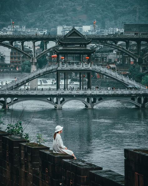 3,032 Me gusta, 60 comentarios - Stella Yan (@st_ella) en Instagram: "Find a place, and enjoy the view of Fenghuang ancient town 💭🌿" Old Soul Quotes, Hunan China, Aesthetic Old, Asian Aesthetic, Chinese History, Chinese Architecture, China Travel, Beautiful Hotels, Sydney Harbour Bridge