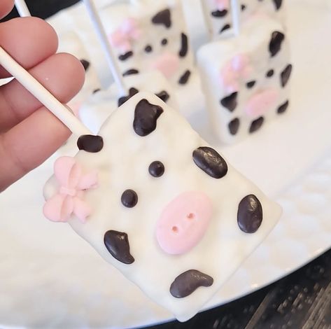 Farm Theme Desserts, Baby Shower Ideas Cow Theme, Farm Treats, Cowgirl Baby Shower Theme, Barn Birthday Party, Cow Print Birthday, Moana Theme Birthday, Moms 60th, Cow Prints