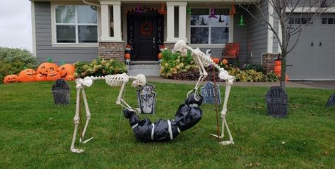 60+ Skeleton Halloween Decoration Ideas for Outdoors Ideas For Skeletons, Fun Halloween Yard Displays, Skeleton Cemetery Halloween, Skeleton Yard Ideas For Halloween, Skeleton Yard Display Ideas, Skeleton Lawn Ideas, Front Yard Skeleton Ideas, Poseable Skeleton Ideas Outdoor, Halloween Decorations With Skeletons