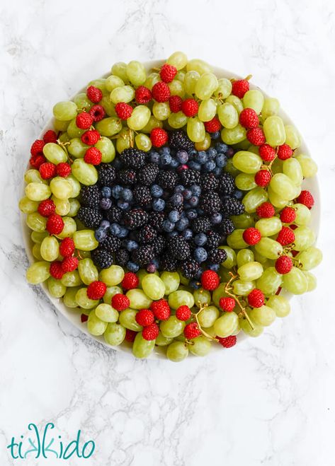 Christmas Fruit Tray Winter Fruit Board, Fruit Tray Christmas, Christmas Fruit Tray Ideas, Christmas Charcuterie Wreath, Christmas Fruit Tray, Hosting Food, Christmas Veggie, Charcuterie Wreath, Christmas Charcuterie Board Ideas