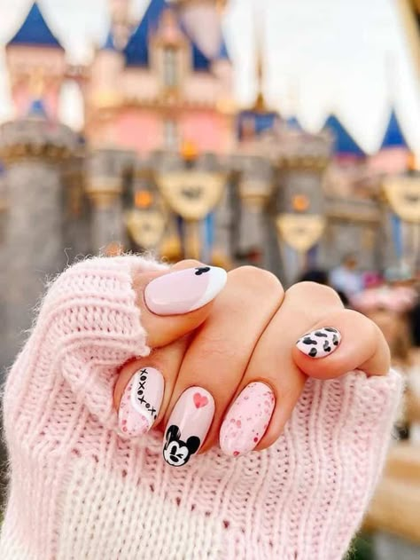 27+ Disney Nails That Are Pure *Magic* (simple, cute, classy) Olaf Nails, Disney World Nails, Disney Themed Nails, Disney Princess Nails, Disneyland Nails, Disney Nail Designs, Mickey Mouse Nails, Disney Inspired Nails, Disney Acrylic Nails