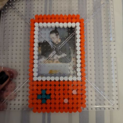 Perler Polaroid Frame, Polaroid Perler Beads, Perler Bead Photocard Holder, Polaroid Diy Ideas, Picture Frame Perler Beads, Perler Picture Frame, Perler Bead Polaroid Frame, Perler Bead Frame, Perler Bead Picture Frames