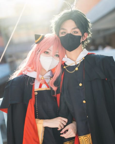 Anime Couple Cosplays, Couple Cosplay Anime, Cosplay Duo Ideas, Damian Cosplay, Couple Cosplay Ideas Anime, Spyxfamily Cosplay, Matching Cosplay, Spy X Family Cosplay, Convention Outfits