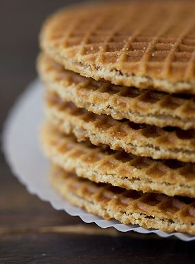 Stroopwafel Recipe, Caramel Waffles, Dutch Cookies, Dutch Recipes, Tart Recipes, I Love Food, Love Food, Cookies Et Biscuits, Cookie Recipes