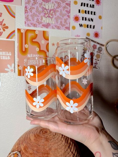 Ideal for both indoor and outdoor use Glass Jar Vinyl Ideas, Groovy Kitchen Decor, Jar Ideas Decorative, Glass Cup Design Ideas, Glass Cup Painting Ideas, Glass Cup Painting, Glass Cups With Vinyl, Groovy Glasses, Glass Tumbler Design