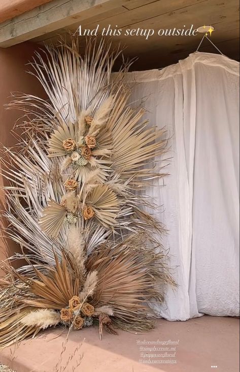 Dry Palm Leaves Backdrop, Boho Backdrop Ideas, Palm Decor, Wedding Table Deco, Simple Thanksgiving Table, Barbie Bathroom, Boho Backdrop, Wedding Stage Backdrop, Bohemian Wedding Decorations